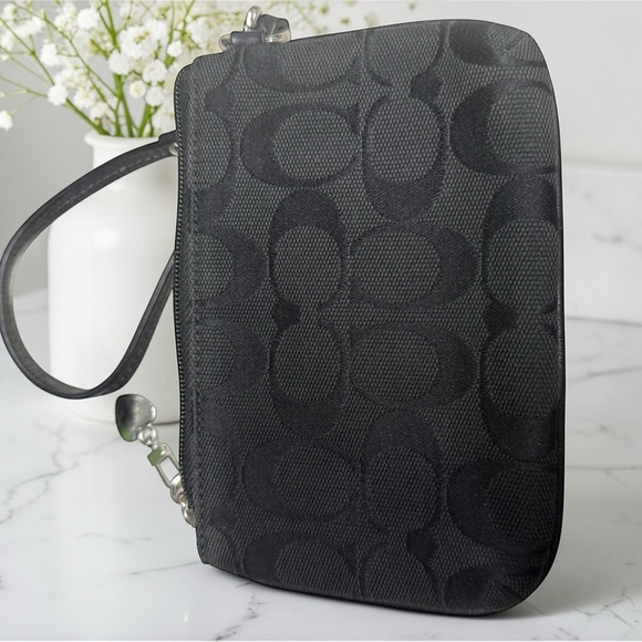 Coach Signature C with distinct heart metal tag  Black Wristlet - Picture 3 of 3